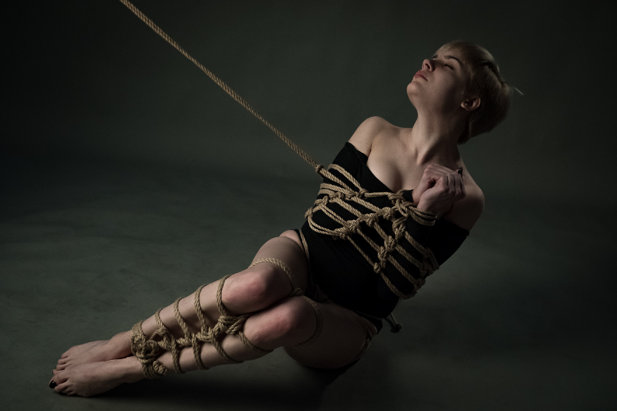 Михаил Бобров предупреждает: неправильное связывание может принести вред вашему здоровью, а правильное станет источником незабываемых ощущений. Рассказываем о технике сибари