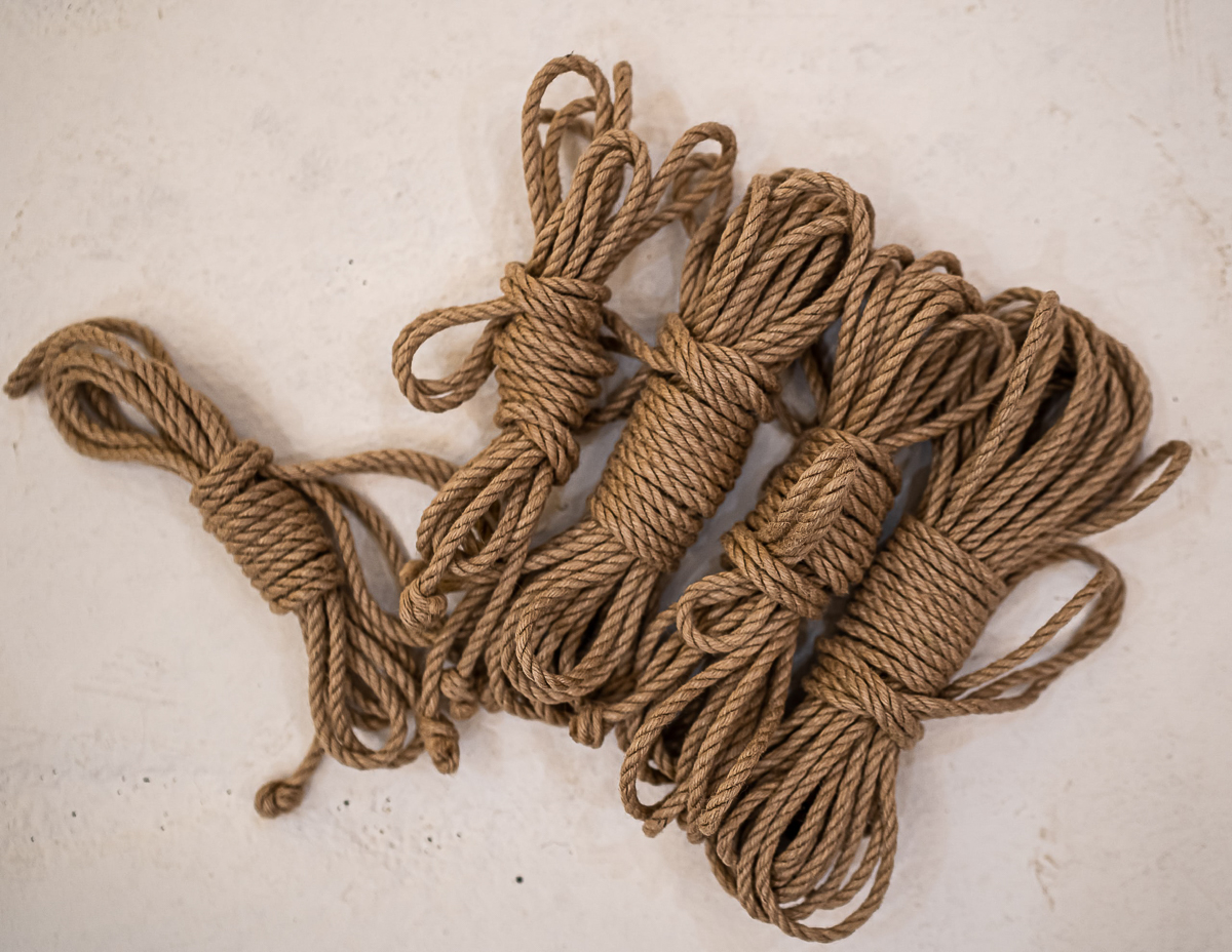 Михаил Бобров предупреждает: неправильное связывание может принести вред вашему здоровью, а правильное станет источником незабываемых ощущений. Рассказываем о технике сибари