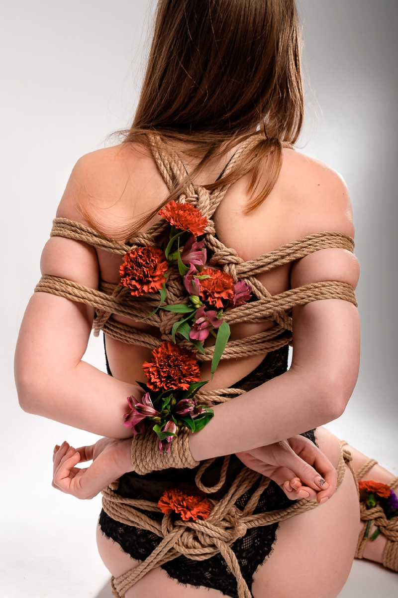 Михаил Бобров предупреждает: неправильное связывание может принести вред вашему здоровью, а правильное станет источником незабываемых ощущений. Рассказываем о технике сибари