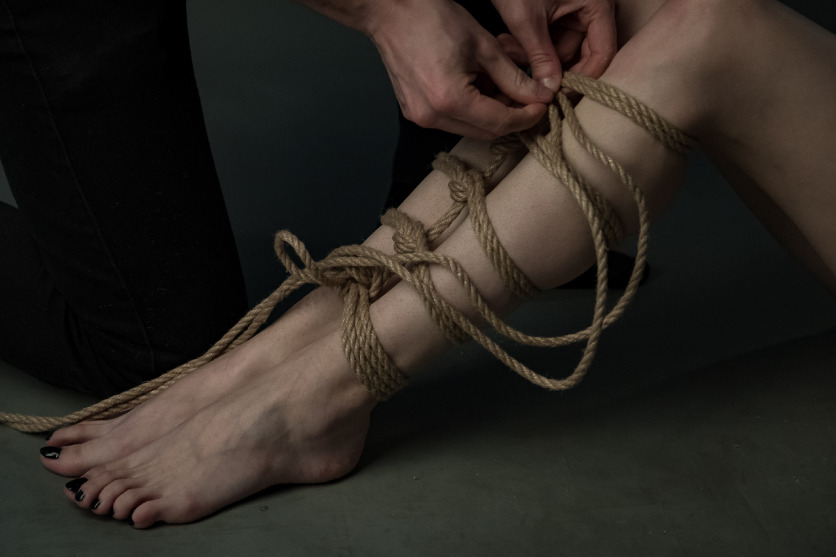 Михаил Бобров предупреждает: неправильное связывание может принести вред вашему здоровью, а правильное станет источником незабываемых ощущений. Рассказываем о технике сибари