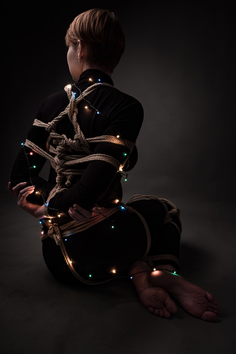 Михаил Бобров предупреждает: неправильное связывание может принести вред вашему здоровью, а правильное станет источником незабываемых ощущений. Рассказываем о технике сибари