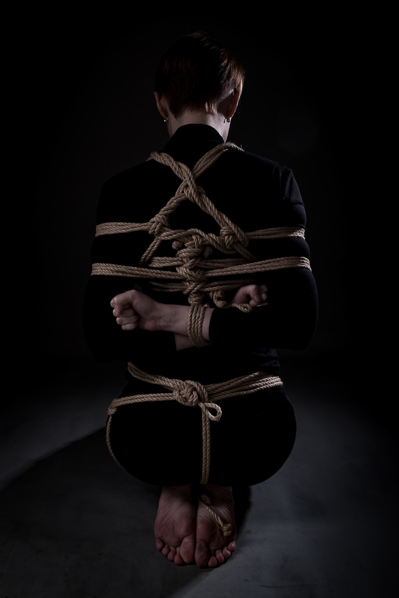 Михаил Бобров предупреждает: неправильное связывание может принести вред вашему здоровью, а правильное станет источником незабываемых ощущений. Рассказываем о технике сибари