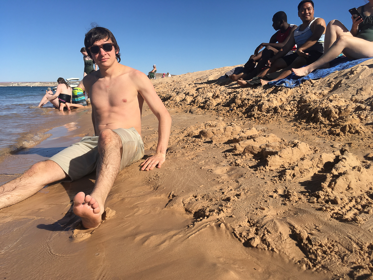 Роман Левандовский с 2015 года живет и учится за границей. Побывал на Северном Кипре, в Канаде, США и Колумбии. Мы попросили его сравнить зарубежные города с родным Владимиром