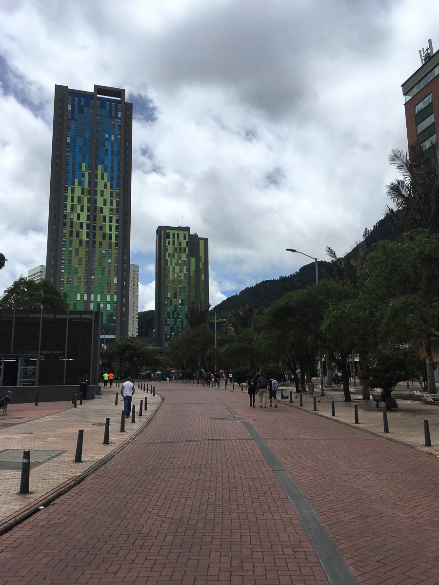 Роман Левандовский с 2015 года живет и учится за границей. Побывал на Северном Кипре, в Канаде, США и Колумбии. Мы попросили его сравнить зарубежные города с родным Владимиром