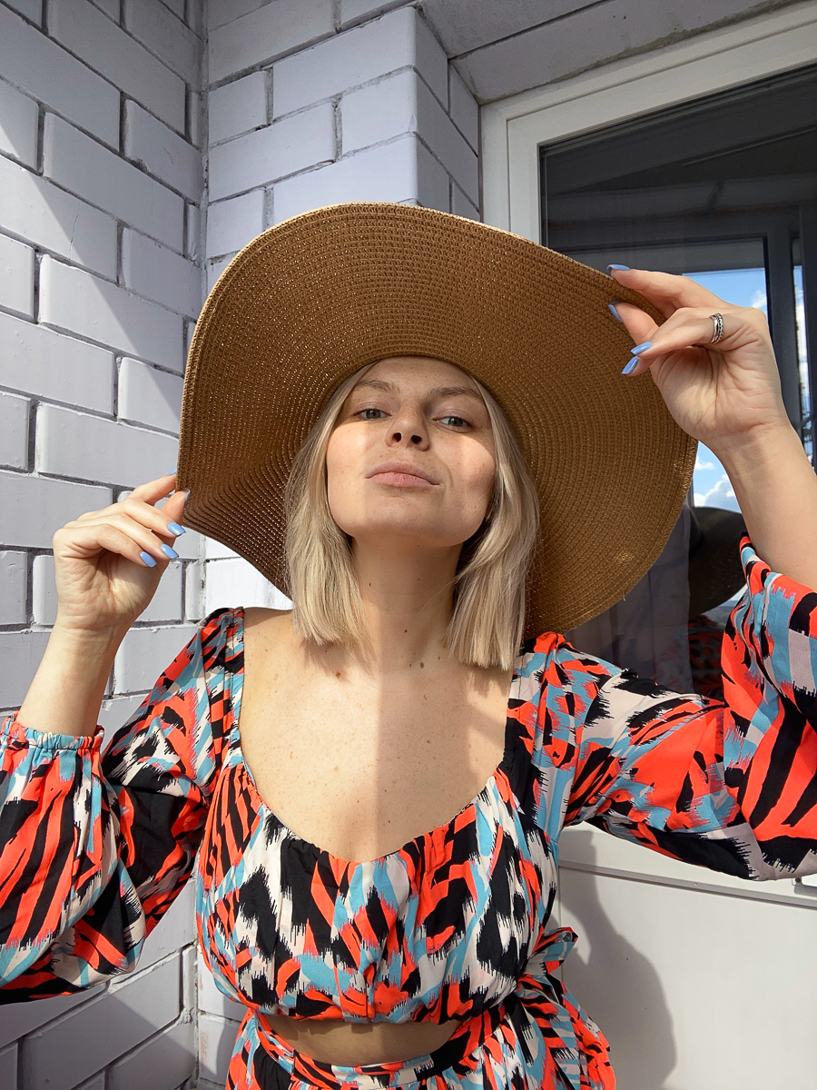 Владимирский стилист Светлана Ольшанова любит наряжаться даже дома. Она считает, что правильно выбранная одежда помогает не только создать хорошее настроение, но и при наличии богатой фантазии перенестись в другую страну