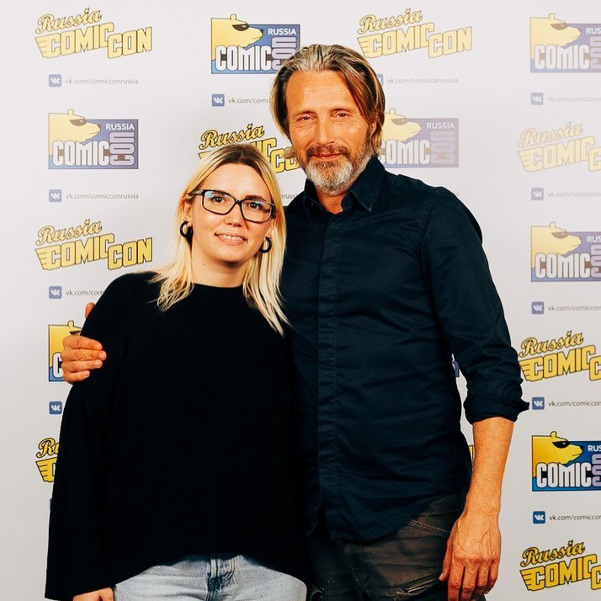 Анастасия Перова рисует не по заказу, а по вдохновению. Героями ее портретов становятся кумиры миллионов: актеры, музыканты, модели, публичные личности. Работы, которые художница выкладывает в «Инстаграме», расходятся по аккаунтам «с галочкой», ими восторгаются фанаты и звезды