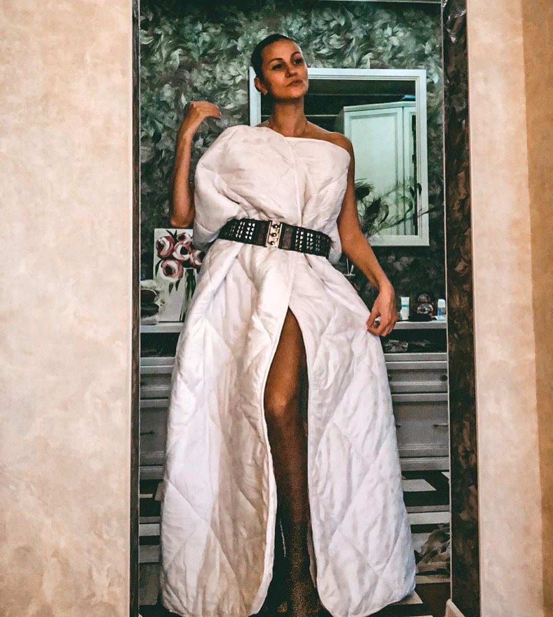 «Карантинное испытание подушкой» — так переводится новый челлендж, который захватил самоизолированных красоток Владимира. Теперь они фотографируются дома в нарядах из подушек, а некоторые — из одеял