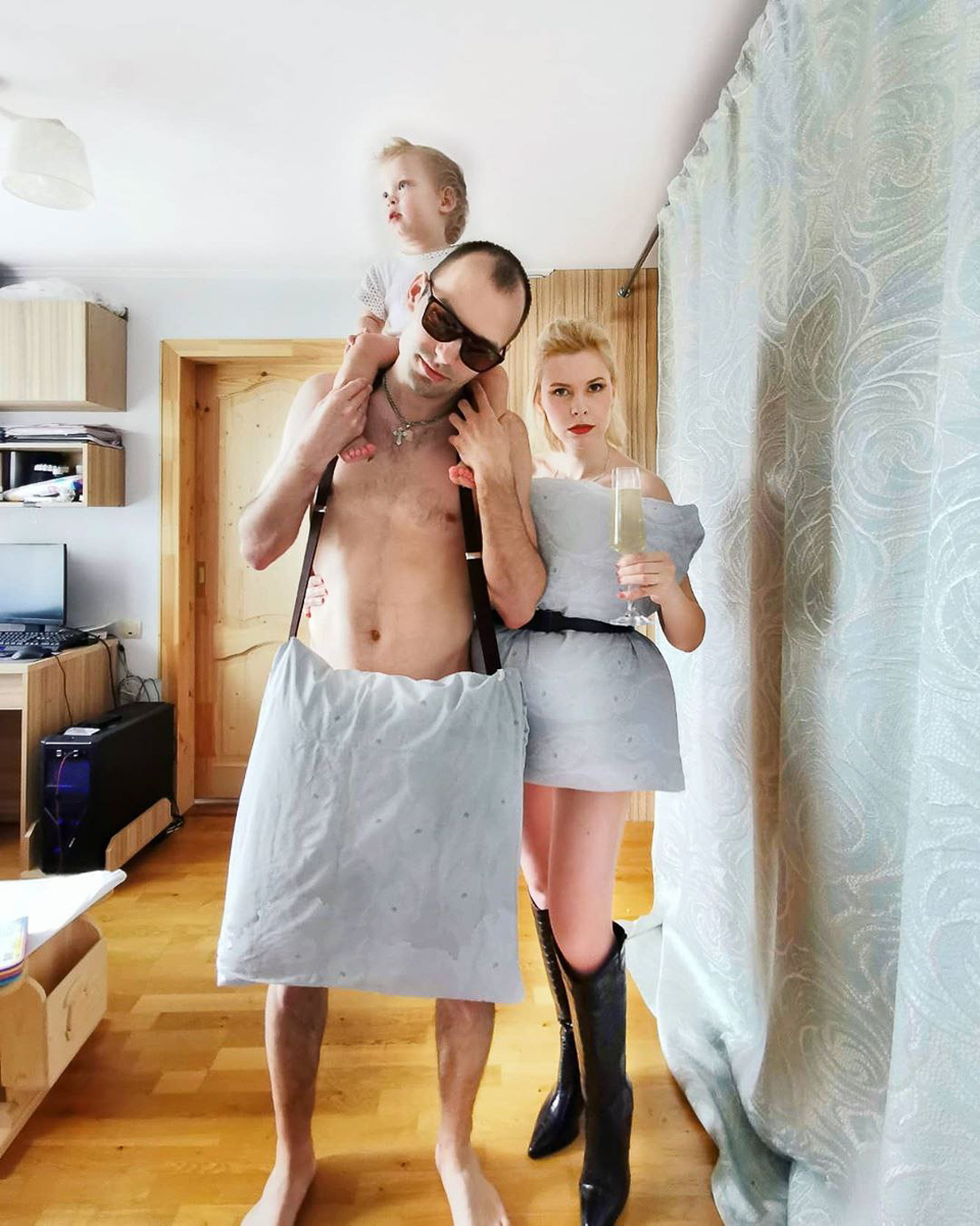 «Карантинное испытание подушкой» — так переводится новый челлендж, который захватил самоизолированных красоток Владимира. Теперь они фотографируются дома в нарядах из подушек, а некоторые — из одеял