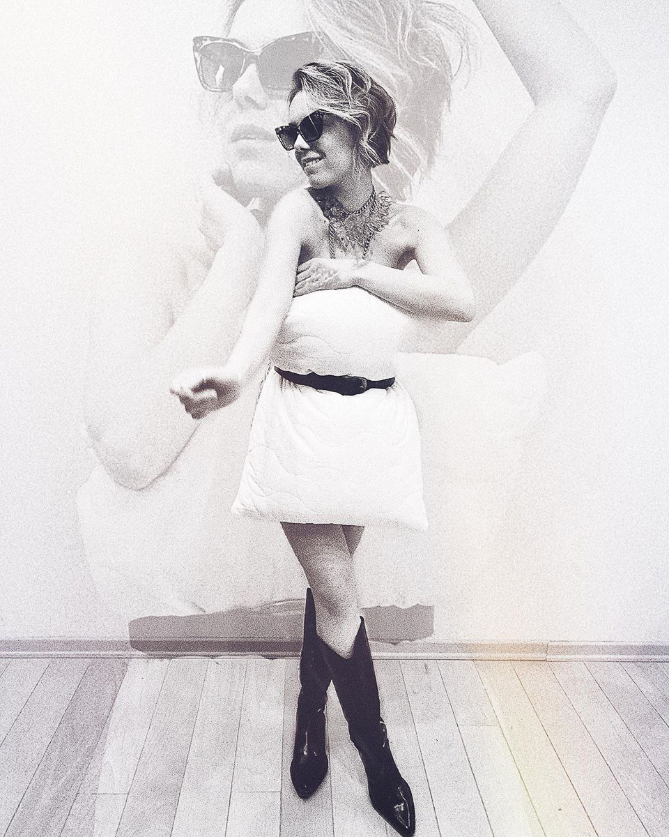 «Карантинное испытание подушкой» — так переводится новый челлендж, который захватил самоизолированных красоток Владимира. Теперь они фотографируются дома в нарядах из подушек, а некоторые — из одеял