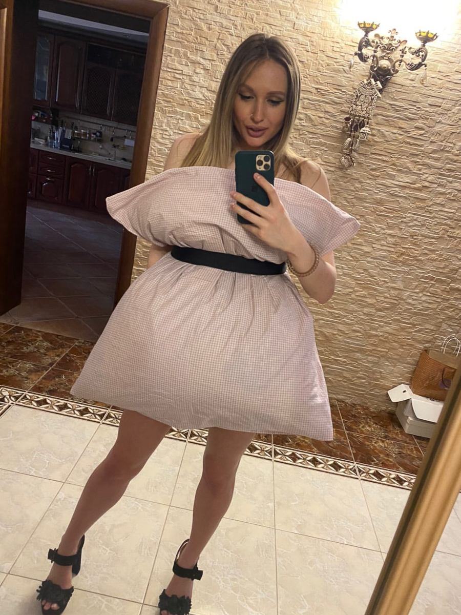 «Карантинное испытание подушкой» — так переводится новый челлендж, который захватил самоизолированных красоток Владимира. Теперь они фотографируются дома в нарядах из подушек, а некоторые — из одеял