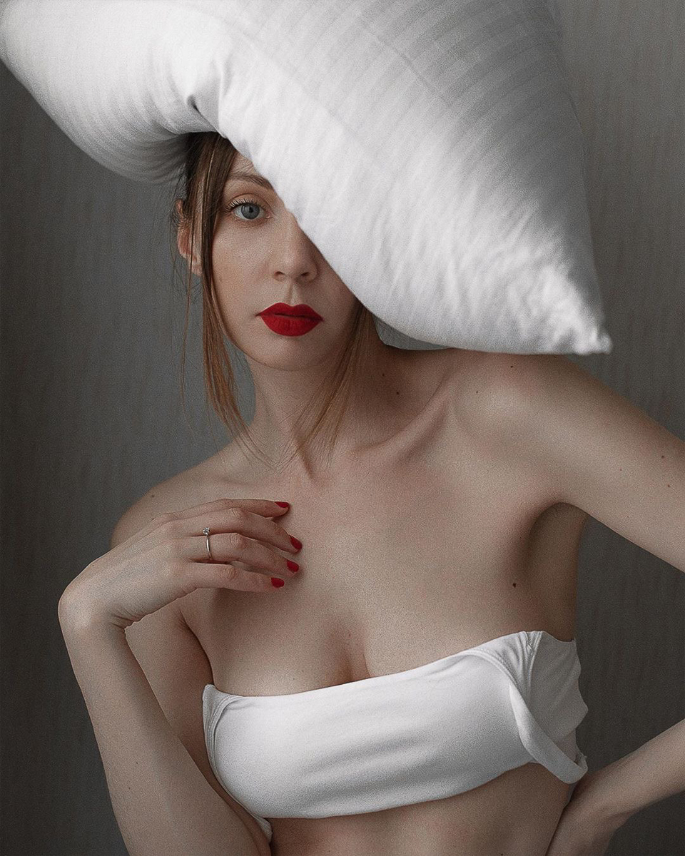 «Карантинное испытание подушкой» — так переводится новый челлендж, который захватил самоизолированных красоток Владимира. Теперь они фотографируются дома в нарядах из подушек, а некоторые — из одеял