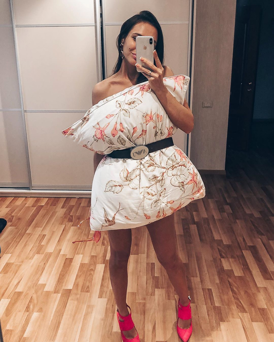 «Карантинное испытание подушкой» — так переводится новый челлендж, который захватил самоизолированных красоток Владимира. Теперь они фотографируются дома в нарядах из подушек, а некоторые — из одеял