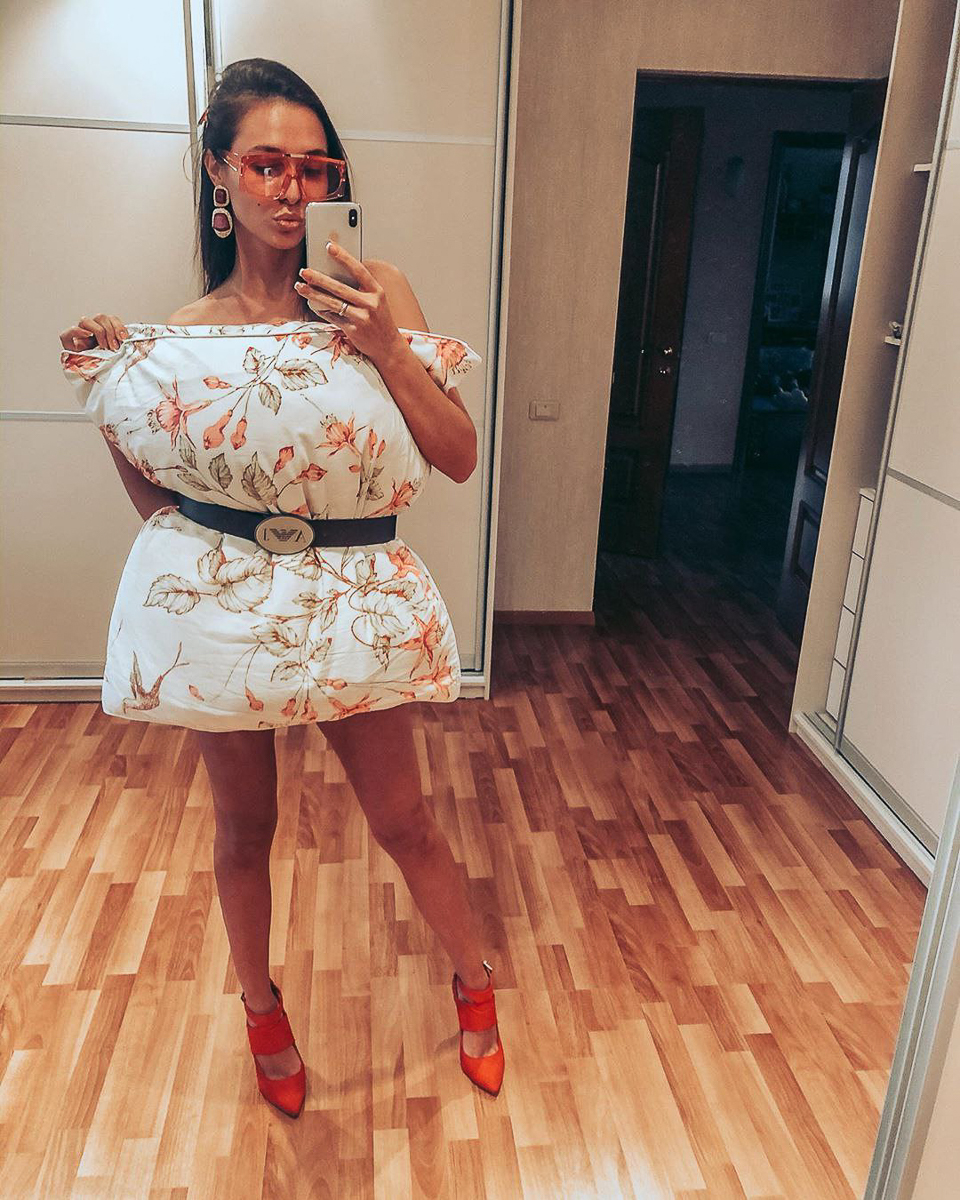 «Карантинное испытание подушкой» — так переводится новый челлендж, который захватил самоизолированных красоток Владимира. Теперь они фотографируются дома в нарядах из подушек, а некоторые — из одеял