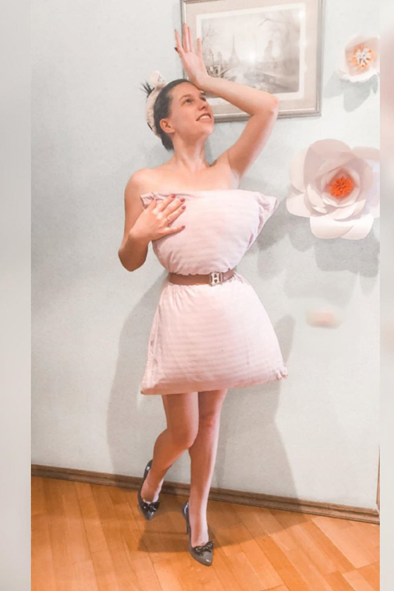 «Карантинное испытание подушкой» — так переводится новый челлендж, который захватил самоизолированных красоток Владимира. Теперь они фотографируются дома в нарядах из подушек, а некоторые — из одеял