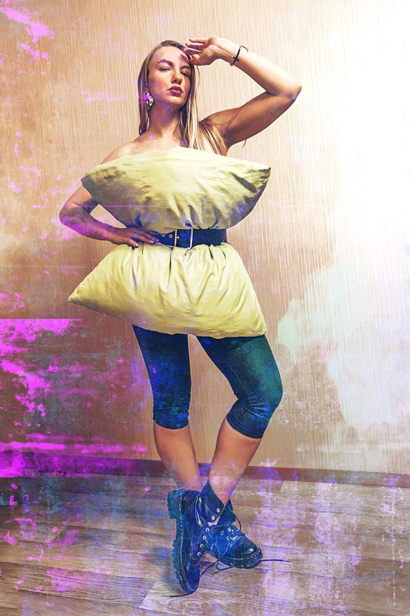 «Карантинное испытание подушкой» — так переводится новый челлендж, который захватил самоизолированных красоток Владимира. Теперь они фотографируются дома в нарядах из подушек, а некоторые — из одеял