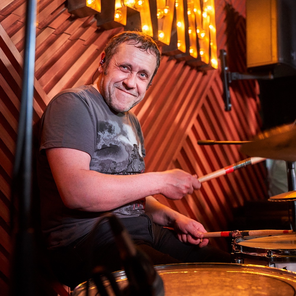 Обсуждение с гитаристом и одним из основателей группы «Рекорд Оркестр» Алексеем Барышевым релиза трека «Деньги», записанного в домашних условиях