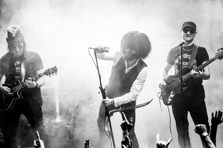 Обсуждение с гитаристом и одним из основателей группы «Рекорд Оркестр» Алексеем Барышевым релиза трека «Деньги», записанного в домашних условиях