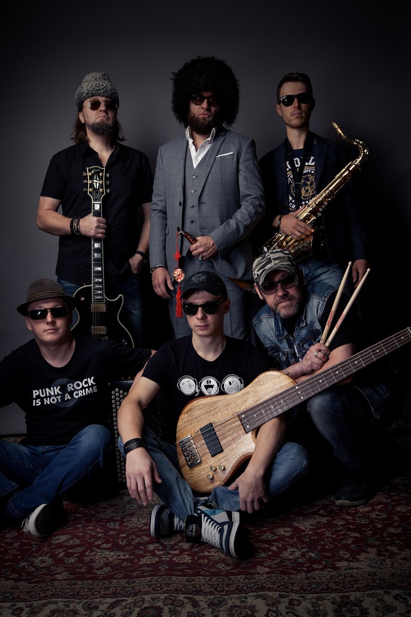 Обсуждение с гитаристом и одним из основателей группы «Рекорд Оркестр» Алексеем Барышевым релиза трека «Деньги», записанного в домашних условиях