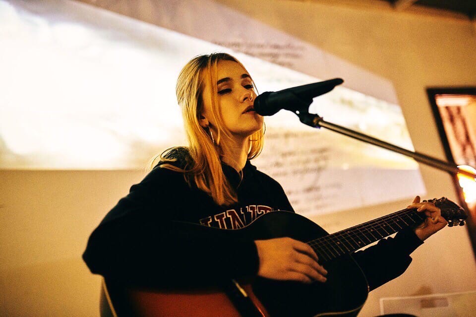 Владимирская вокалистка Соня Круглина создала свою группу в 17 лет, выступает по городам России, пишет песни и снимает каверы на популярные треки в «Инстаграме»