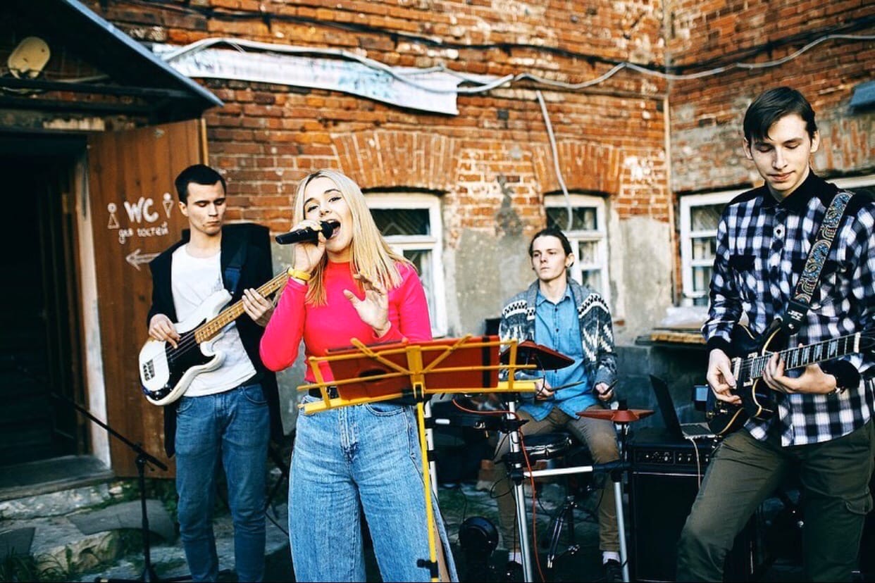 Владимирская вокалистка Соня Круглина создала свою группу в 17 лет, выступает по городам России, пишет песни и снимает каверы на популярные треки в «Инстаграме»