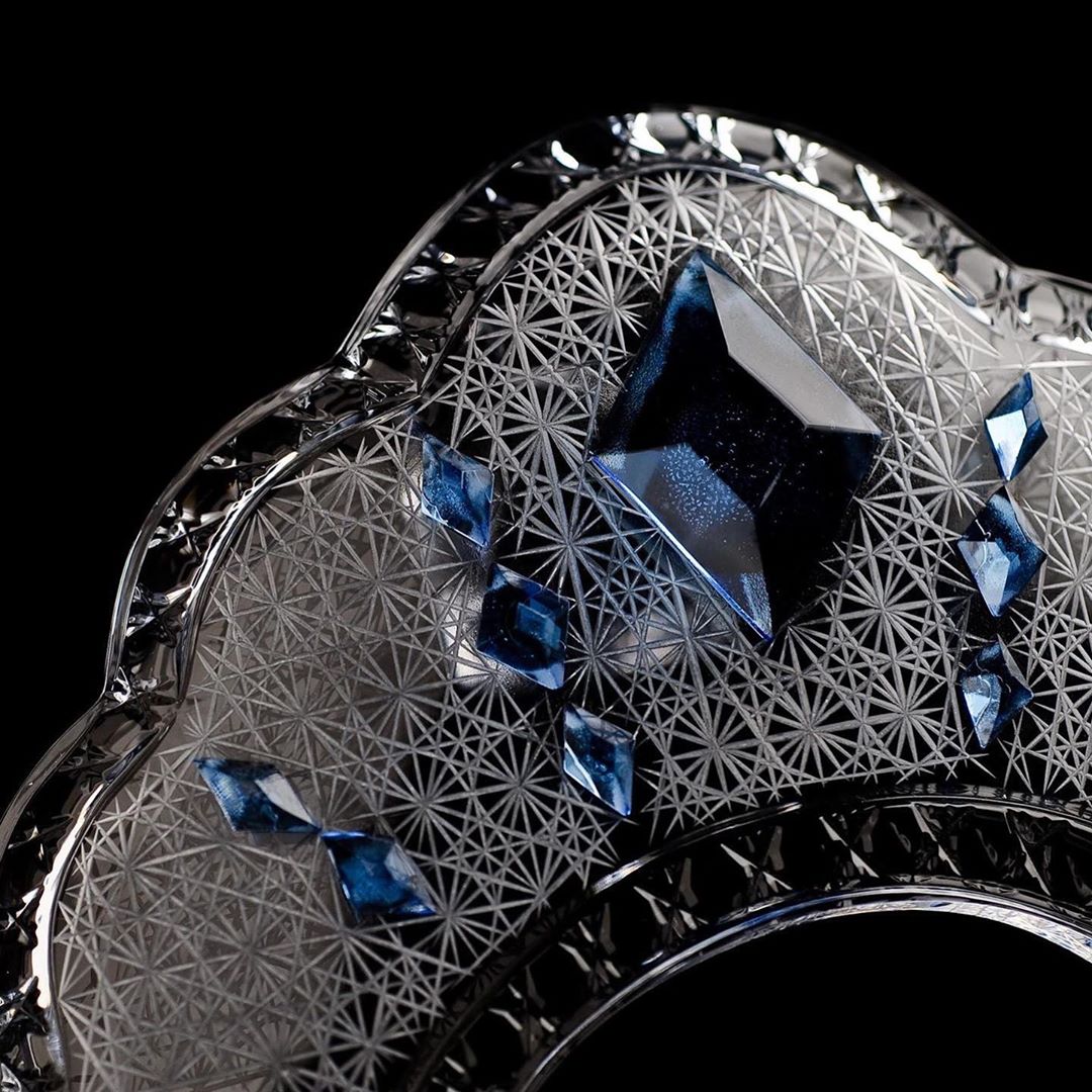 В Гусь-Хрустальном теперь производят хрустальные сувениры в виде коронавируса. И не только их. Обзор трендовых произведений народных промыслов