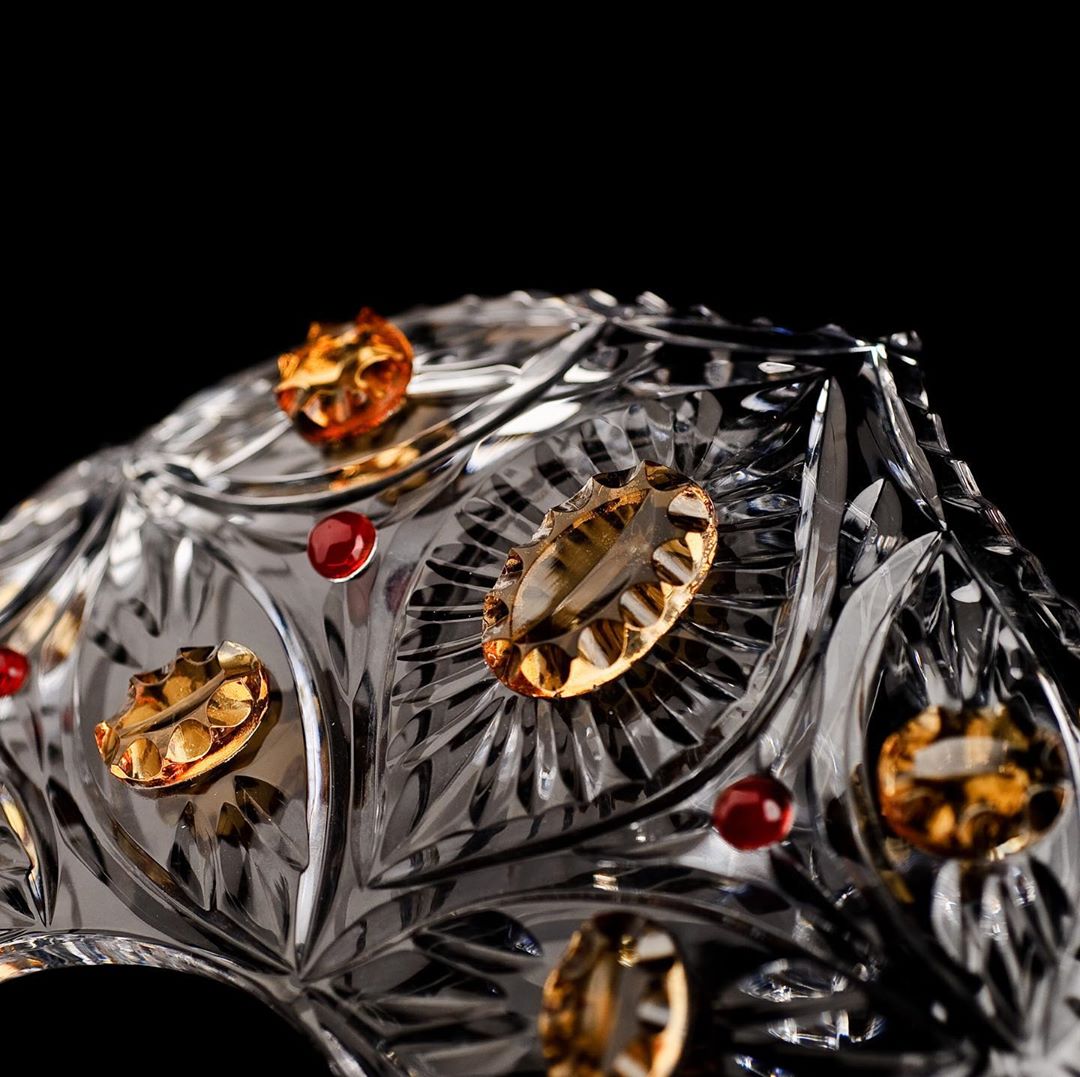 В Гусь-Хрустальном теперь производят хрустальные сувениры в виде коронавируса. И не только их. Обзор трендовых произведений народных промыслов