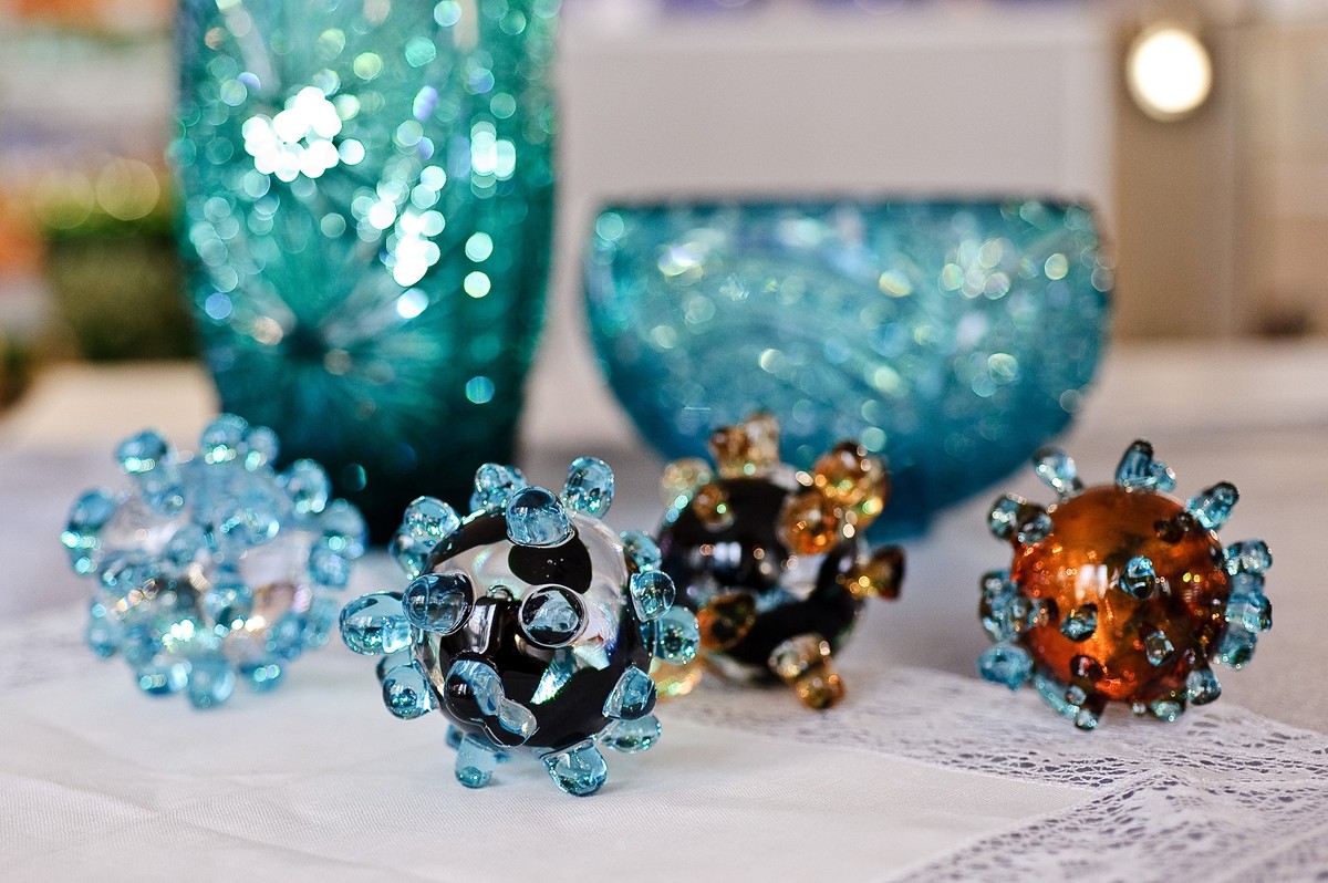 В Гусь-Хрустальном теперь производят хрустальные сувениры в виде коронавируса. И не только их. Обзор трендовых произведений народных промыслов