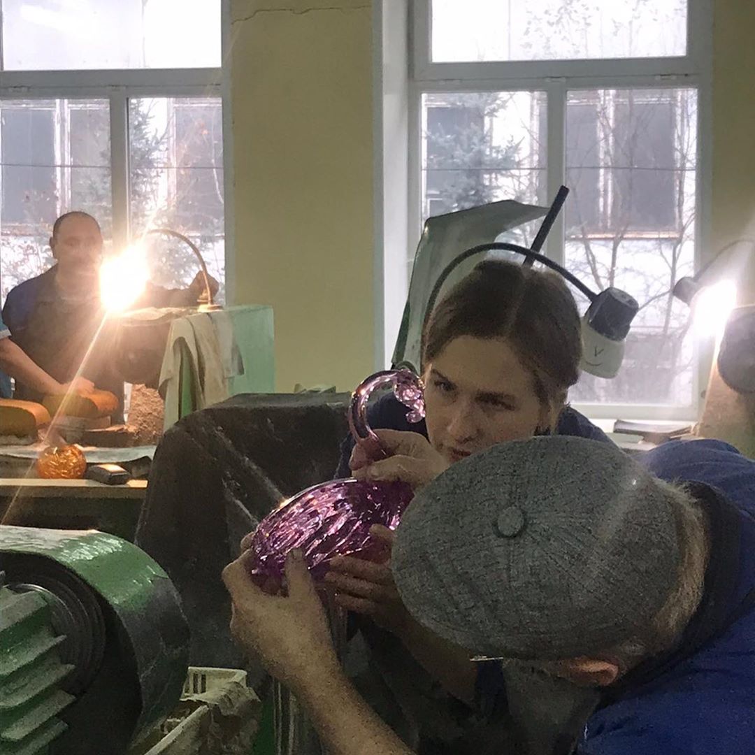 В Гусь-Хрустальном теперь производят хрустальные сувениры в виде коронавируса. И не только их. Обзор трендовых произведений народных промыслов