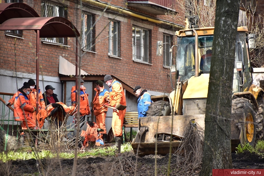 Пока погода и режим самоизоляции позволяют, в городе чинят не только дороги, но и дворы многоквартирных домов