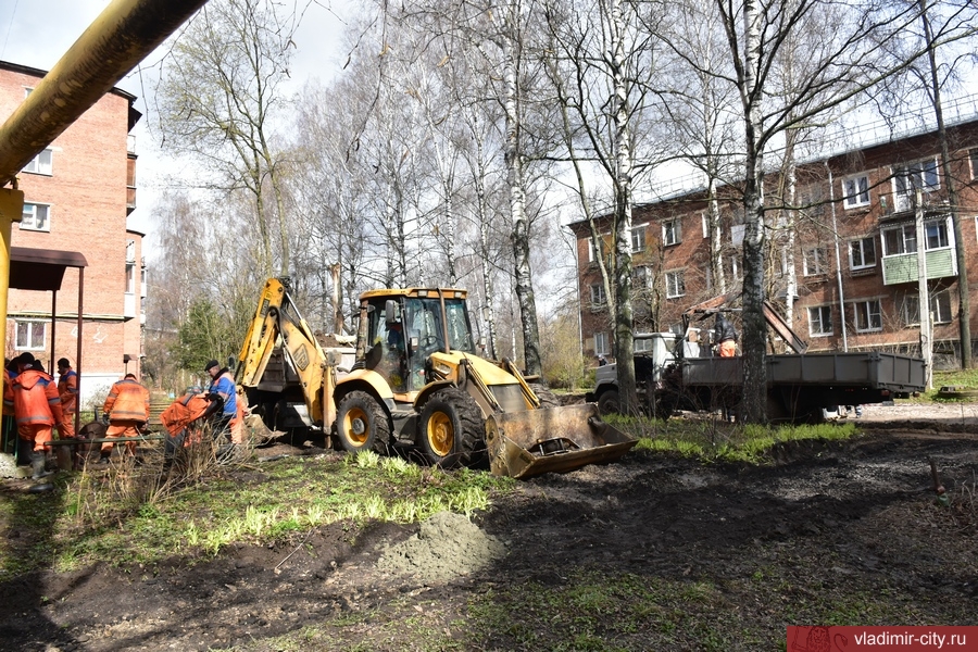 Пока погода и режим самоизоляции позволяют, в городе чинят не только дороги, но и дворы многоквартирных домов