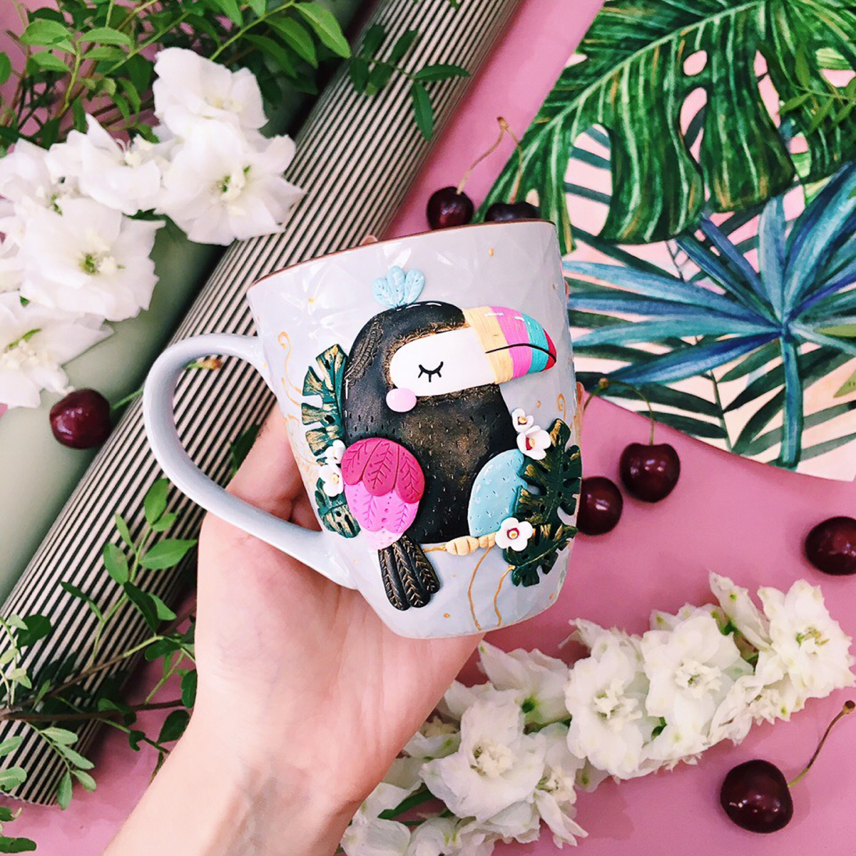 Таня Аграновская и Маша Жесткова занимаются декорированием посуды полимерной глиной уже не первый год. Две мастерицы, два разных подхода, одна техника. А что по душе вам, реализм или ми-ми-мизм?