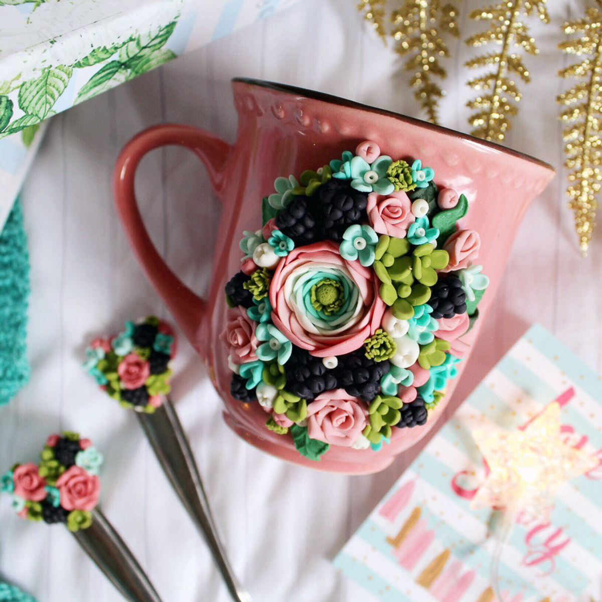 Таня Аграновская и Маша Жесткова занимаются декорированием посуды полимерной глиной уже не первый год. Две мастерицы, два разных подхода, одна техника. А что по душе вам, реализм или ми-ми-мизм?