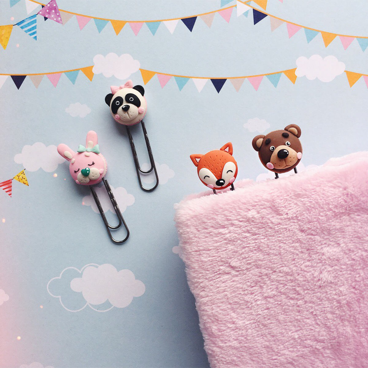 Таня Аграновская и Маша Жесткова занимаются декорированием посуды полимерной глиной уже не первый год. Две мастерицы, два разных подхода, одна техника. А что по душе вам, реализм или ми-ми-мизм?