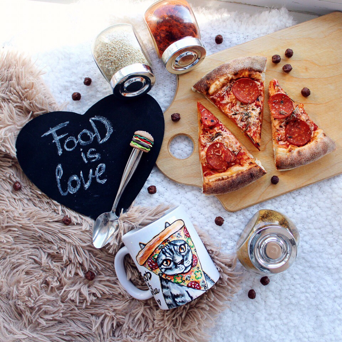 Таня Аграновская и Маша Жесткова занимаются декорированием посуды полимерной глиной уже не первый год. Две мастерицы, два разных подхода, одна техника. А что по душе вам, реализм или ми-ми-мизм?