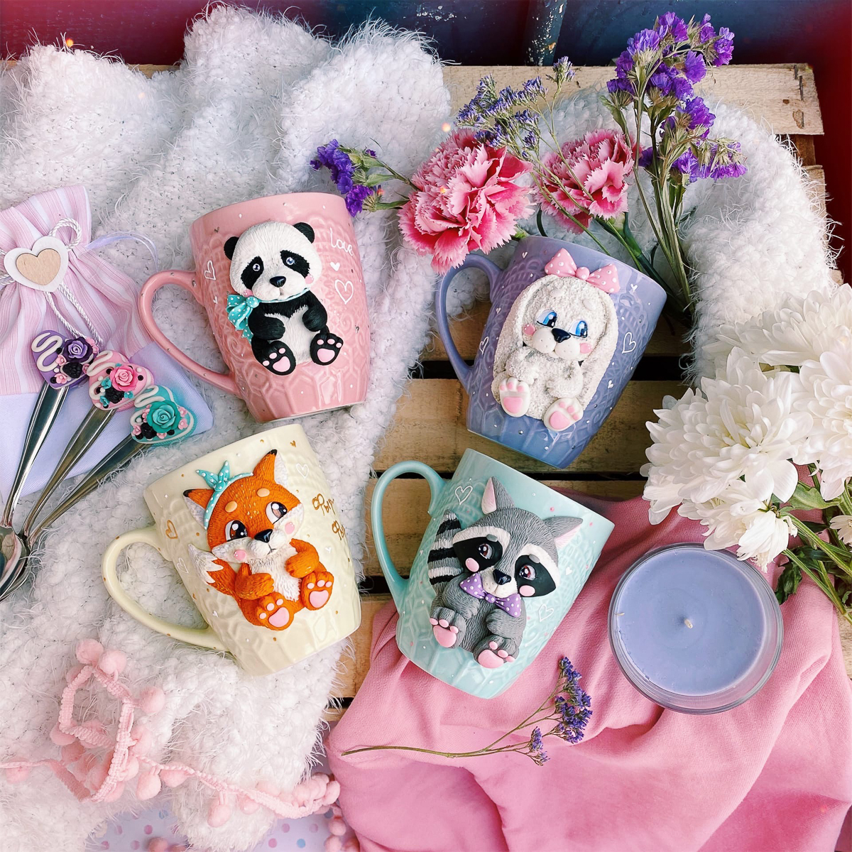 Таня Аграновская и Маша Жесткова занимаются декорированием посуды полимерной глиной уже не первый год. Две мастерицы, два разных подхода, одна техника. А что по душе вам, реализм или ми-ми-мизм?