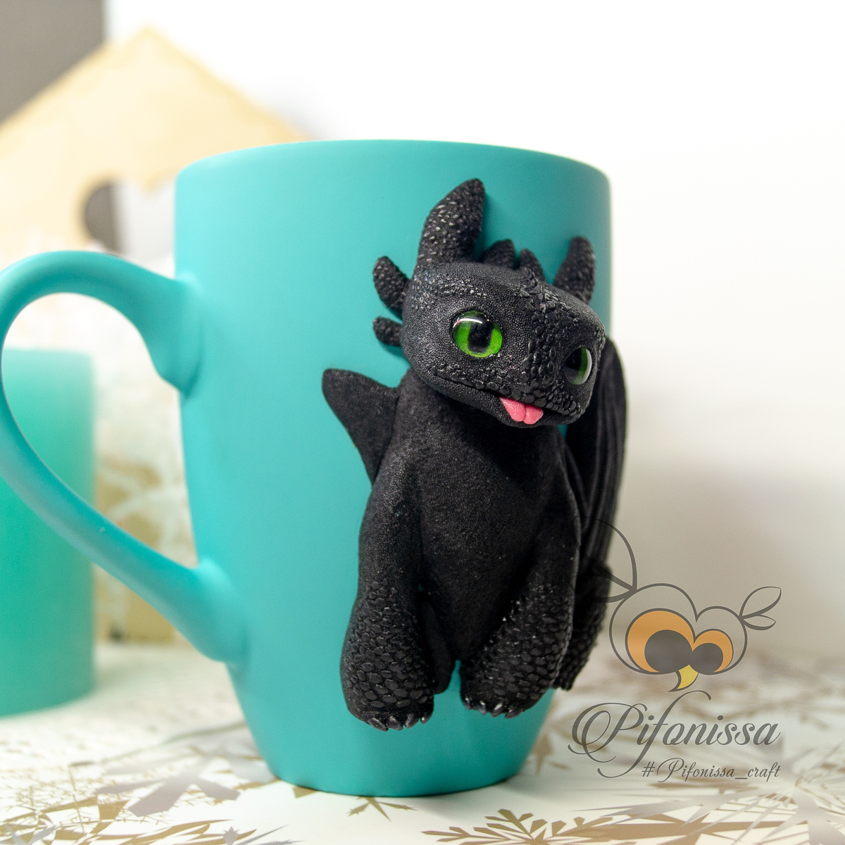 Таня Аграновская и Маша Жесткова занимаются декорированием посуды полимерной глиной уже не первый год. Две мастерицы, два разных подхода, одна техника. А что по душе вам, реализм или ми-ми-мизм?