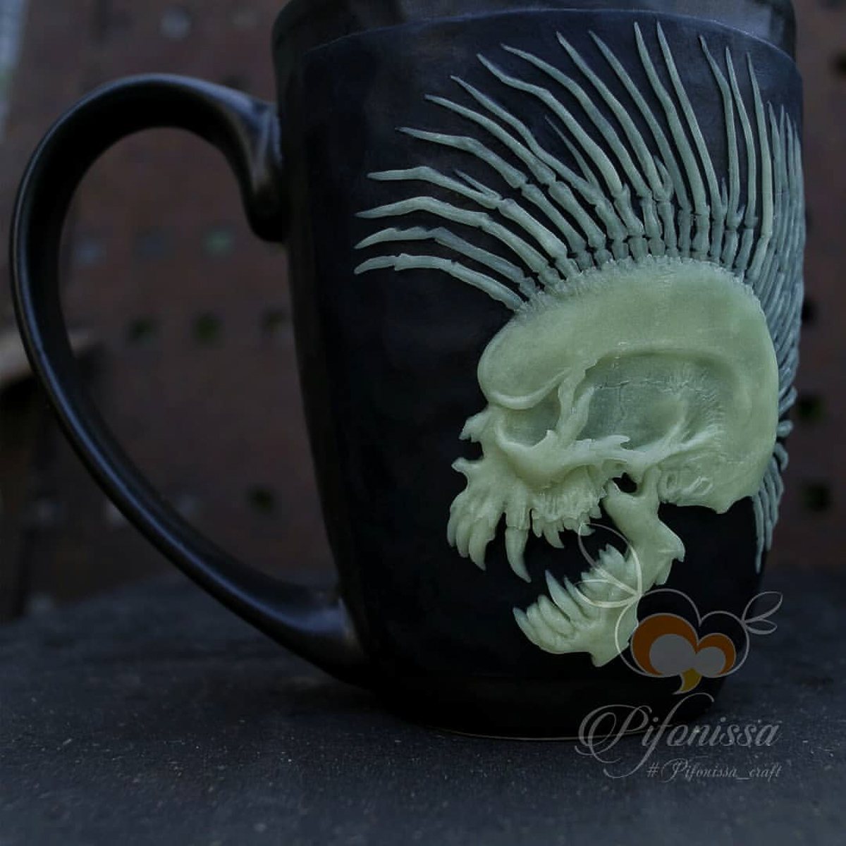 Таня Аграновская и Маша Жесткова занимаются декорированием посуды полимерной глиной уже не первый год. Две мастерицы, два разных подхода, одна техника. А что по душе вам, реализм или ми-ми-мизм?