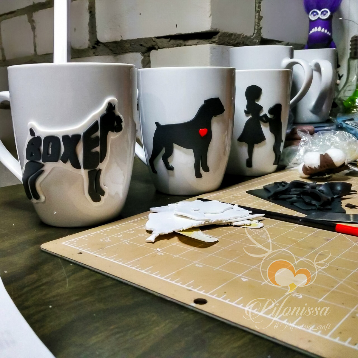 Таня Аграновская и Маша Жесткова занимаются декорированием посуды полимерной глиной уже не первый год. Две мастерицы, два разных подхода, одна техника. А что по душе вам, реализм или ми-ми-мизм?