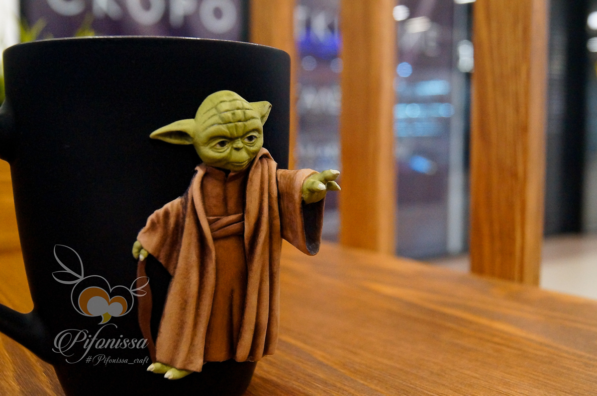 Таня Аграновская и Маша Жесткова занимаются декорированием посуды полимерной глиной уже не первый год. Две мастерицы, два разных подхода, одна техника. А что по душе вам, реализм или ми-ми-мизм?