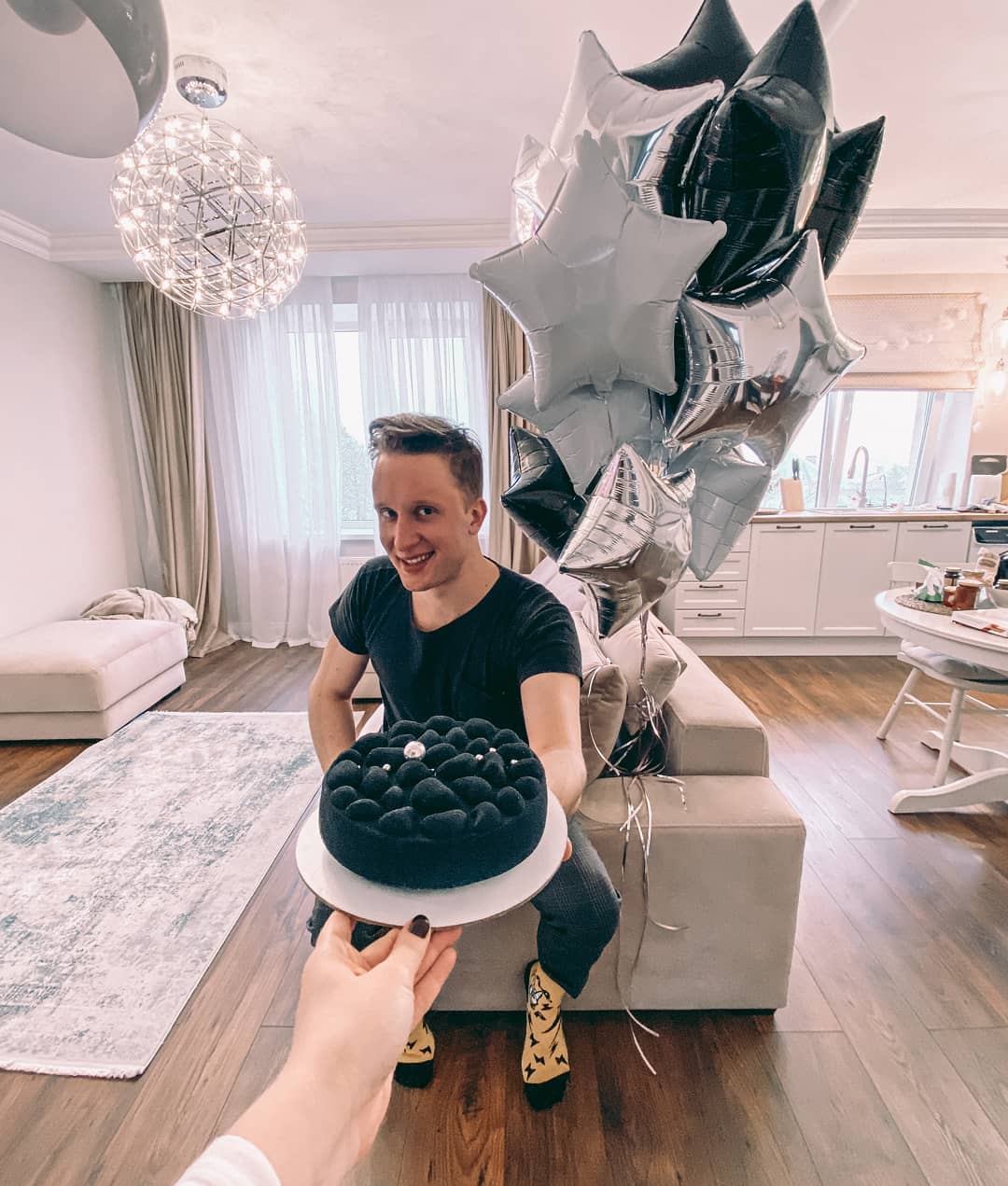 Истории ведущего Сергея Нестерова, стилиста Анны Буянкиной, дизайнера Андрея Перескокова, моделей Екатерины Крыловой и Анастасии Лобковой о праздновании дня рождения в режиме самоизоляции