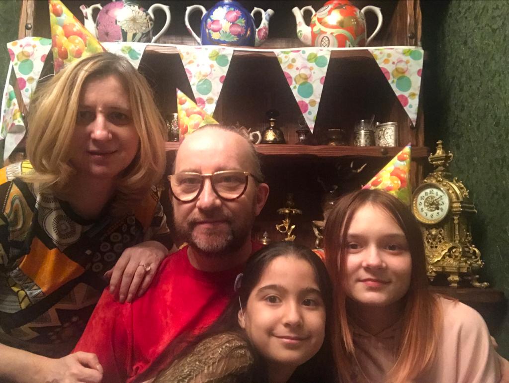 Истории ведущего Сергея Нестерова, стилиста Анны Буянкиной, дизайнера Андрея Перескокова, моделей Екатерины Крыловой и Анастасии Лобковой о праздновании дня рождения в режиме самоизоляции