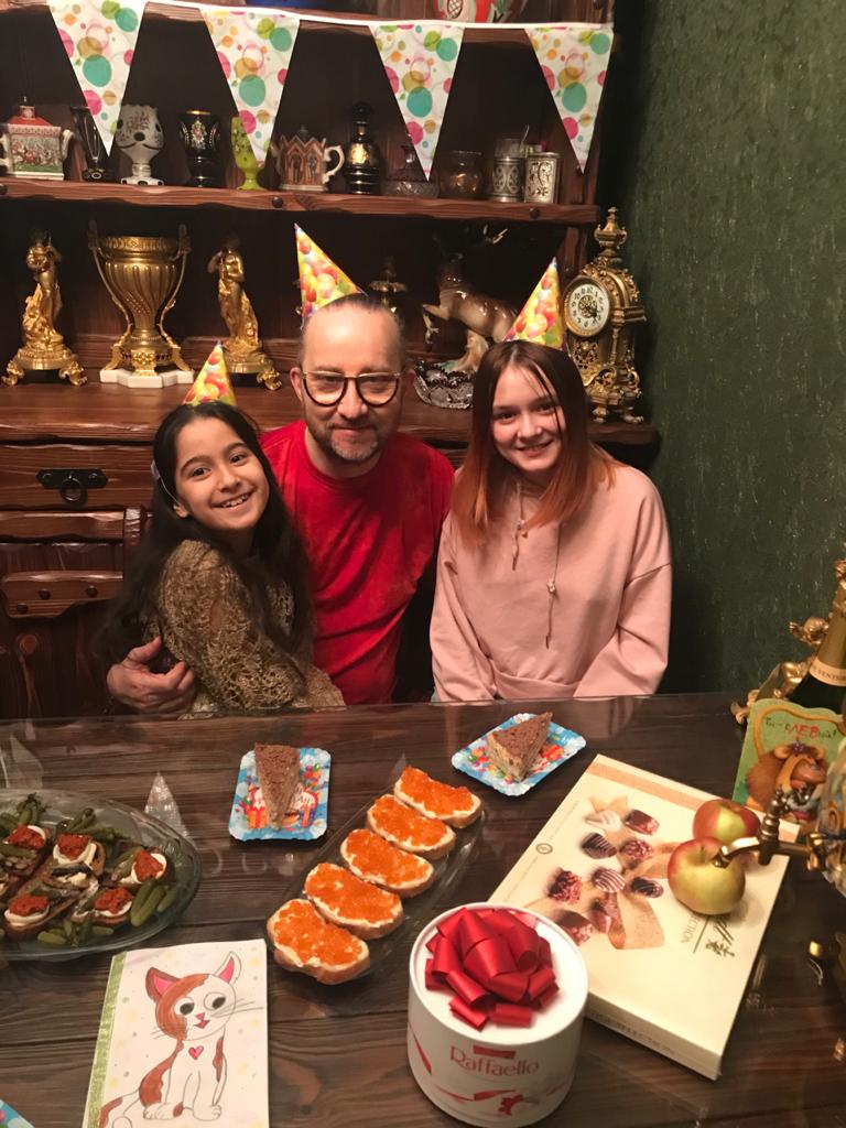 Истории ведущего Сергея Нестерова, стилиста Анны Буянкиной, дизайнера Андрея Перескокова, моделей Екатерины Крыловой и Анастасии Лобковой о праздновании дня рождения в режиме самоизоляции