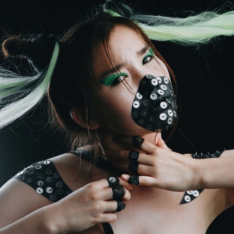 Невеста-инопланетянка, Малефисента, загадочная дива, сбежавшая из фильма «С широко закрытыми глазами», — рассказываем, как владимирские красавицы перевоплощаются в самые неожиданные образы для фотосессий