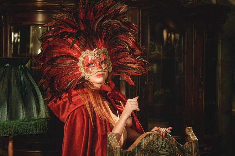 Невеста-инопланетянка, Малефисента, загадочная дива, сбежавшая из фильма «С широко закрытыми глазами», — рассказываем, как владимирские красавицы перевоплощаются в самые неожиданные образы для фотосессий