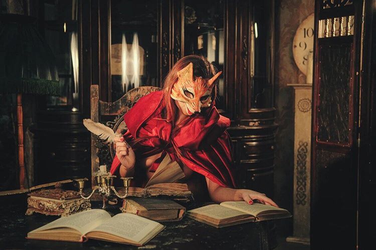 Невеста-инопланетянка, Малефисента, загадочная дива, сбежавшая из фильма «С широко закрытыми глазами», — рассказываем, как владимирские красавицы перевоплощаются в самые неожиданные образы для фотосессий