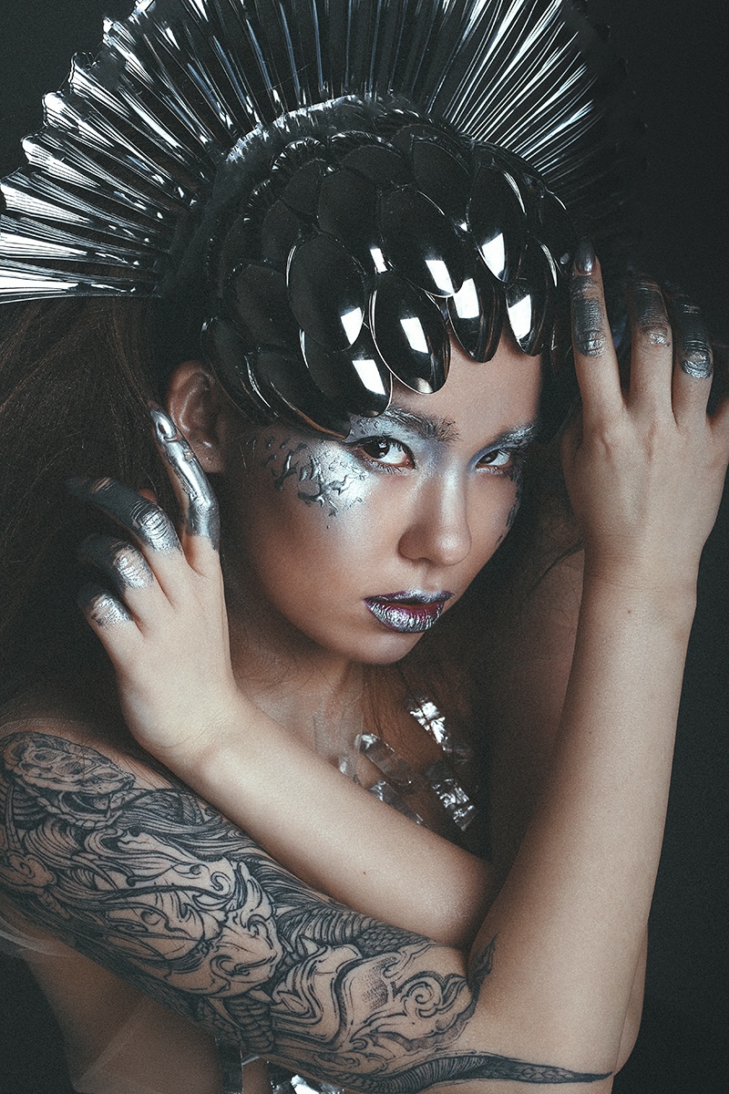 Невеста-инопланетянка, Малефисента, загадочная дива, сбежавшая из фильма «С широко закрытыми глазами», — рассказываем, как владимирские красавицы перевоплощаются в самые неожиданные образы для фотосессий