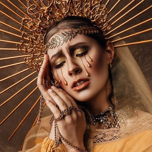 Невеста-инопланетянка, Малефисента, загадочная дива, сбежавшая из фильма «С широко закрытыми глазами», — рассказываем, как владимирские красавицы перевоплощаются в самые неожиданные образы для фотосессий