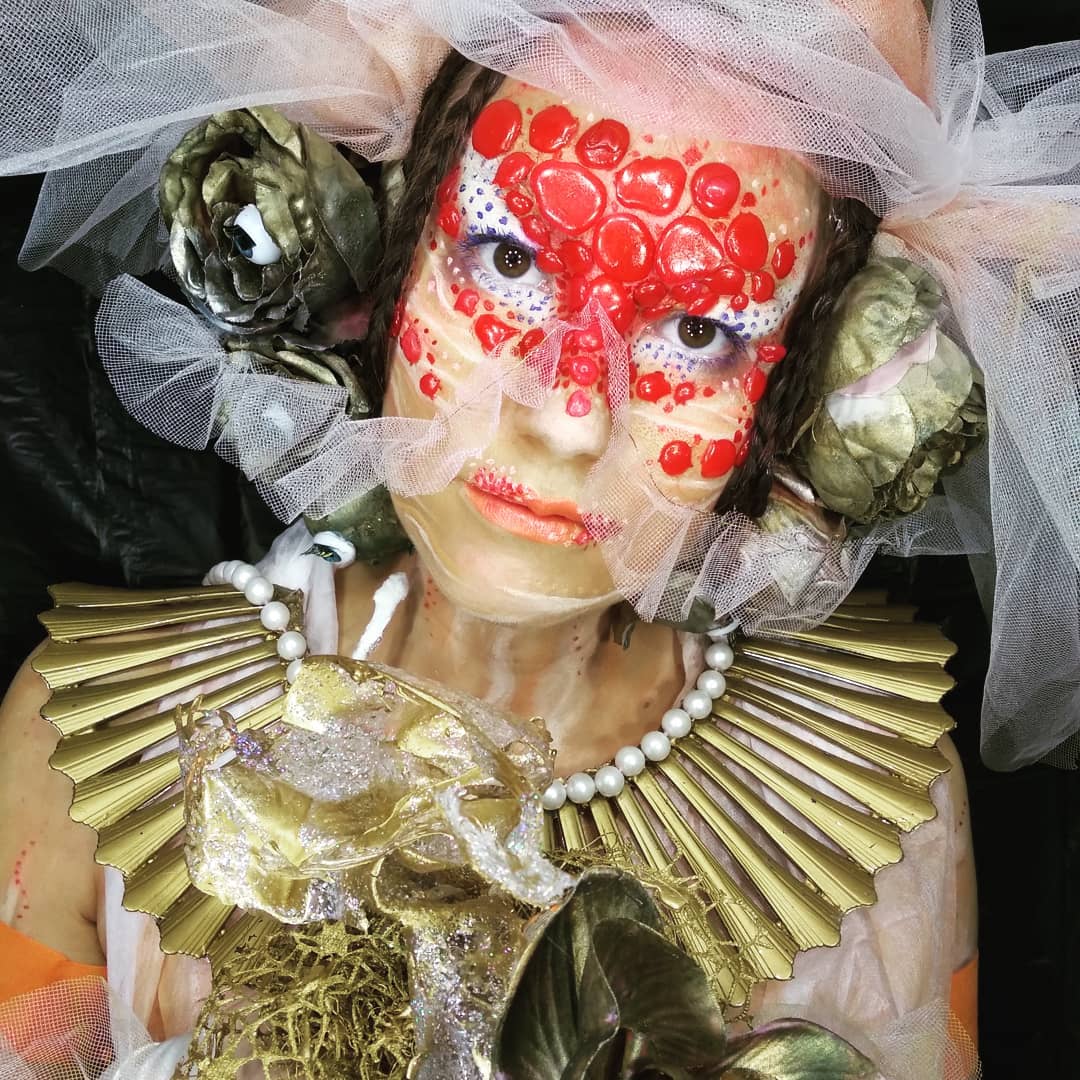 Невеста-инопланетянка, Малефисента, загадочная дива, сбежавшая из фильма «С широко закрытыми глазами», — рассказываем, как владимирские красавицы перевоплощаются в самые неожиданные образы для фотосессий