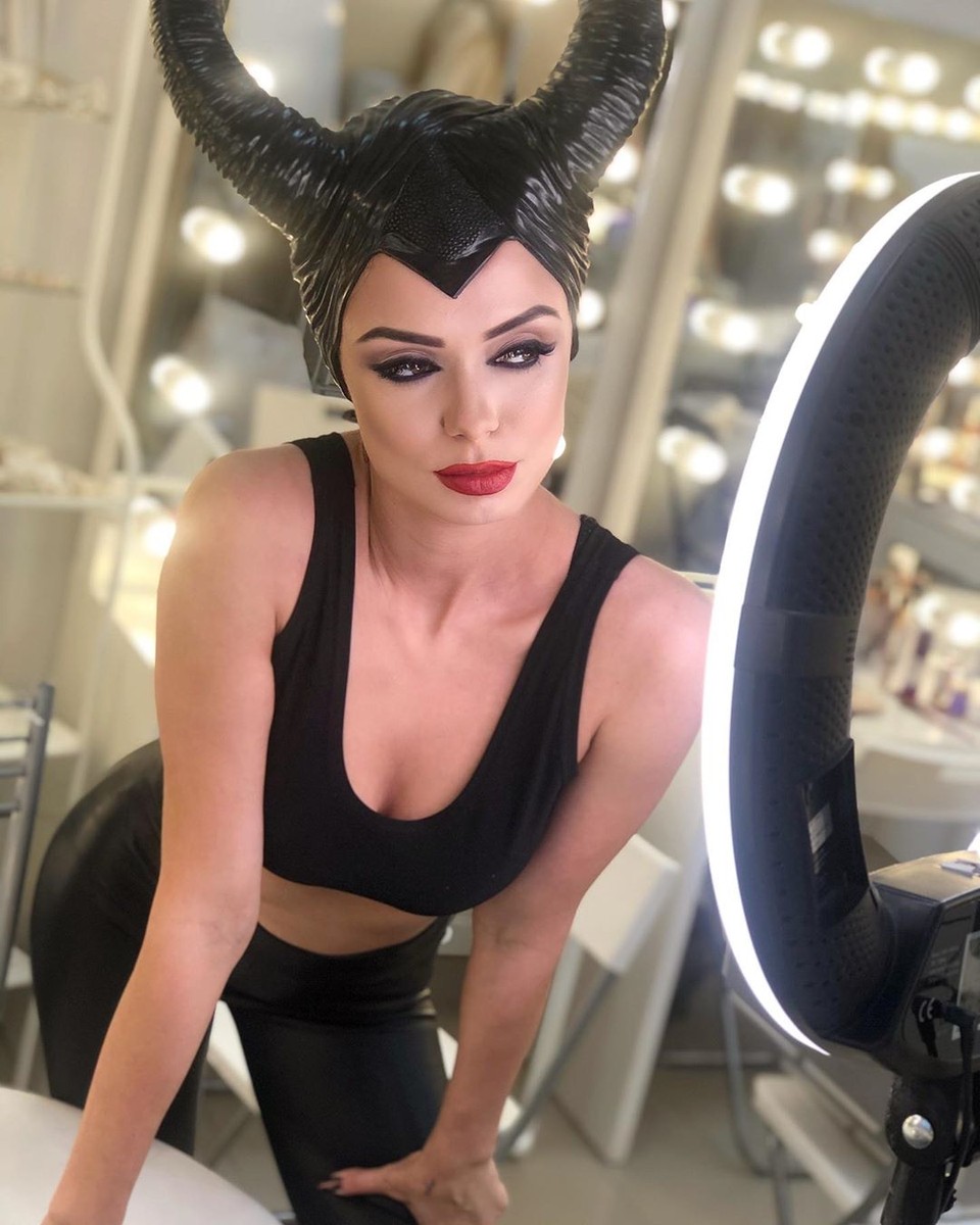 Невеста-инопланетянка, Малефисента, загадочная дива, сбежавшая из фильма «С широко закрытыми глазами», — рассказываем, как владимирские красавицы перевоплощаются в самые неожиданные образы для фотосессий