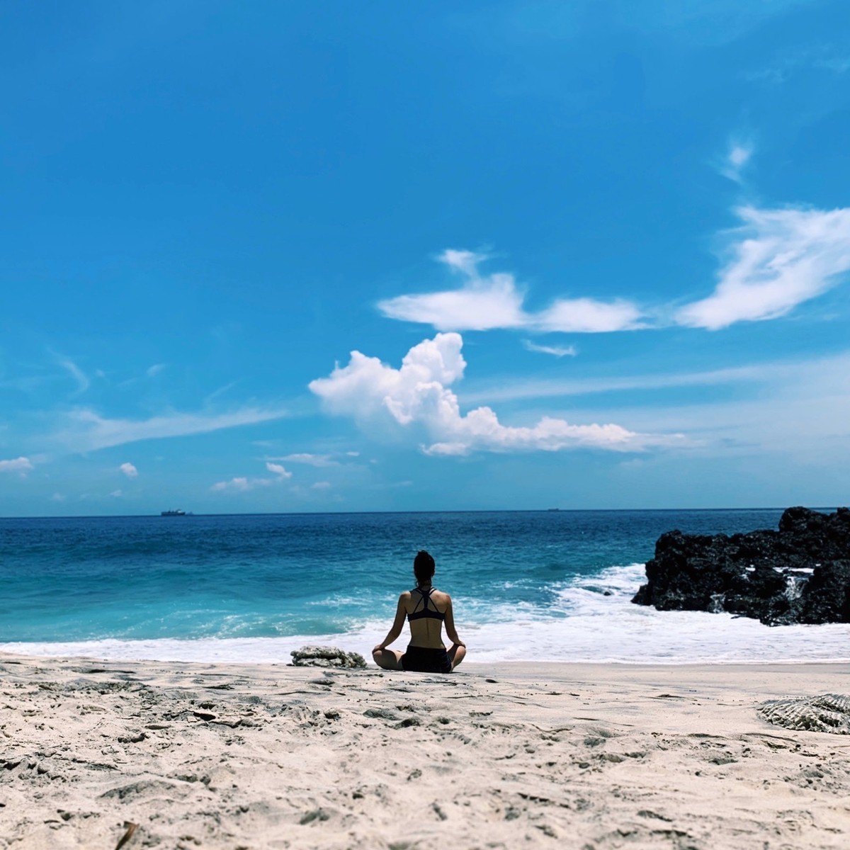 Тренируем крепость тела и бодрость духа в режиме самоизоляции. Преподаватель йоги и осознанности Татьяна Пошаталова рассказывает, как освоить тонкое искусство и почему поклоняться солнцу полезно